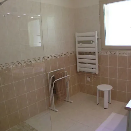Beautiful In With 3 Bedrooms, Wifi And Outdoor Swimming Pool
