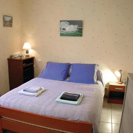 Beautiful In With 3 Bedrooms, Wifi And Outdoor Swimming Pool